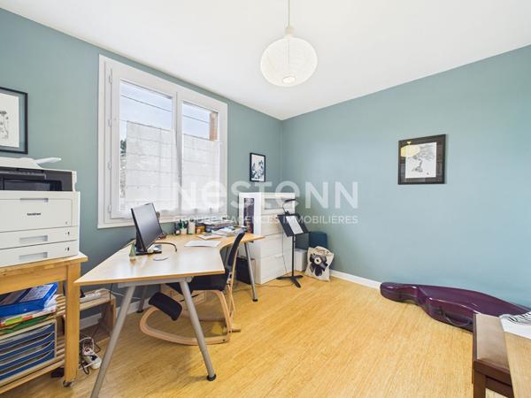 A vendre à Aurillac, quartier Belbex, sur terrain clos d'environ 700 m², maison de type 7 d'une surface de 180 m² avec double garage