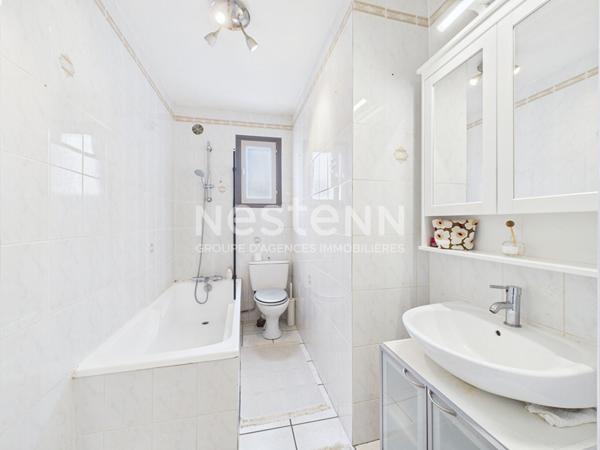 A vendre à Aurillac, quartier Belbex, sur terrain clos d'environ 700 m², maison de type 7 d'une surface de 180 m² avec double garage