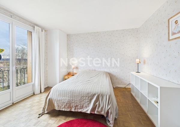 A vendre à Aurillac, quartier Belbex, sur terrain clos d'environ 700 m², maison de type 7 d'une surface de 180 m² avec double garage