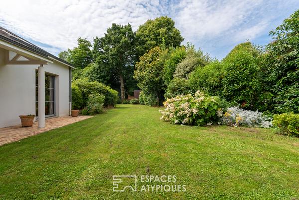 Vaste maison d’architecte et son écrin de verdure avec piscine