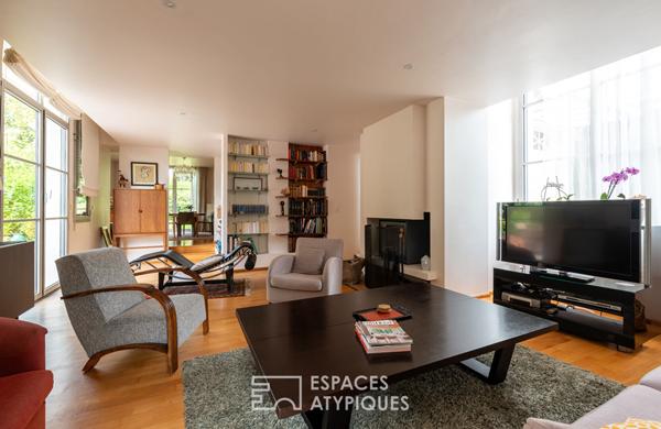 Vaste maison d’architecte et son écrin de verdure avec piscine