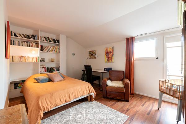 Vaste maison d’architecte et son écrin de verdure avec piscine