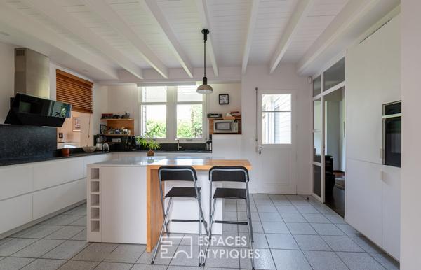 Vaste maison d’architecte et son écrin de verdure avec piscine