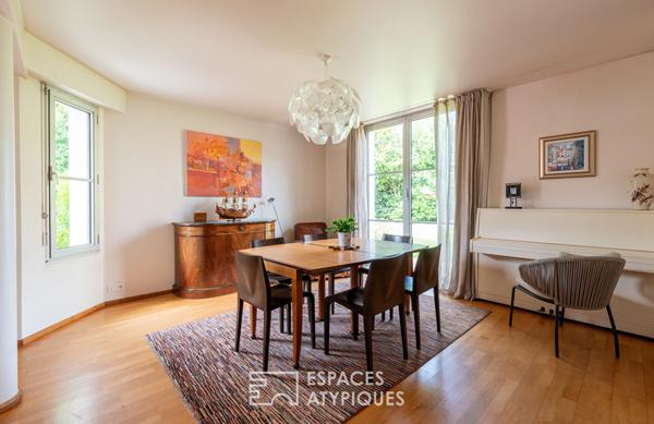 Vaste maison d’architecte et son écrin de verdure avec piscine