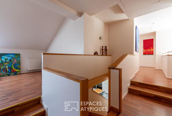 Vaste maison d’architecte et son écrin de verdure avec piscine