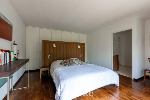 Vaste maison d’architecte et son écrin de verdure avec piscine