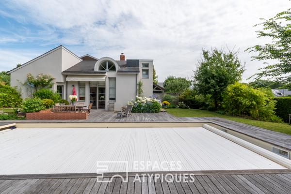 Vaste maison d’architecte et son écrin de verdure avec piscine