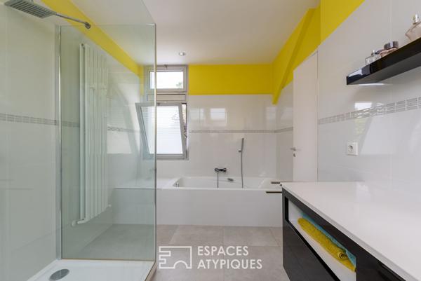 Vaste maison d’architecte et son écrin de verdure avec piscine