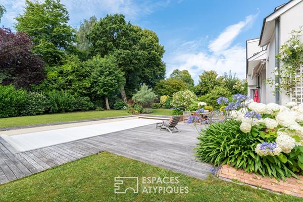 Vaste maison d’architecte et son écrin de verdure avec piscine