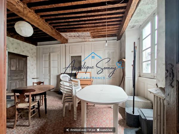 ARLAY – DEMEURE EN PIERRE DU XVIe SIÈCLE, TOUR ET CAVE VOÛTÉE