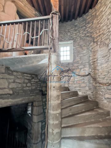 ARLAY – DEMEURE EN PIERRE DU XVIe SIÈCLE, TOUR ET CAVE VOÛTÉE