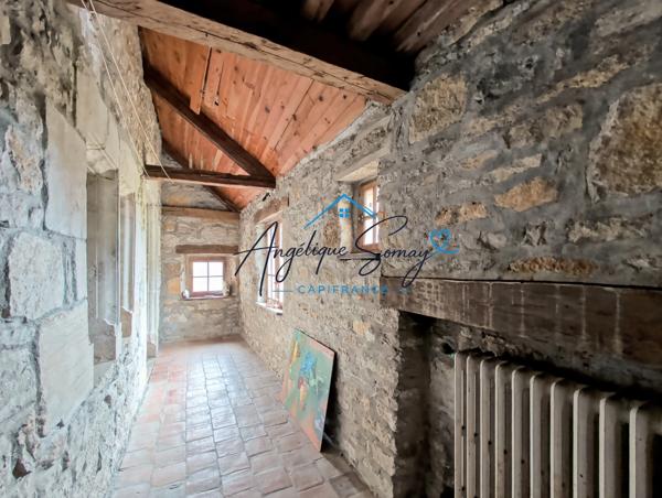 ARLAY – DEMEURE EN PIERRE DU XVIe SIÈCLE, TOUR ET CAVE VOÛTÉE