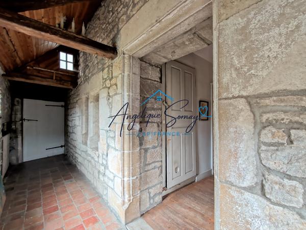 ARLAY – DEMEURE EN PIERRE DU XVIe SIÈCLE, TOUR ET CAVE VOÛTÉE