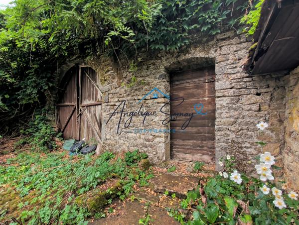 ARLAY – DEMEURE EN PIERRE DU XVIe SIÈCLE, TOUR ET CAVE VOÛTÉE