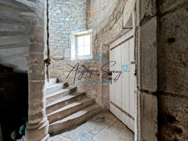 ARLAY – DEMEURE EN PIERRE DU XVIe SIÈCLE, TOUR ET CAVE VOÛTÉE