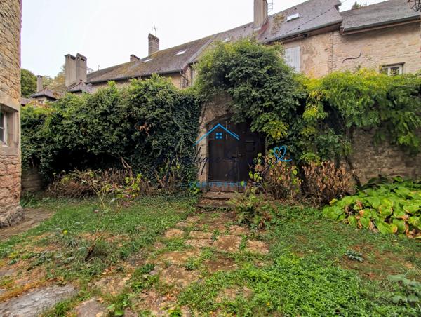 ARLAY – DEMEURE EN PIERRE DU XVIe SIÈCLE, TOUR ET CAVE VOÛTÉE
