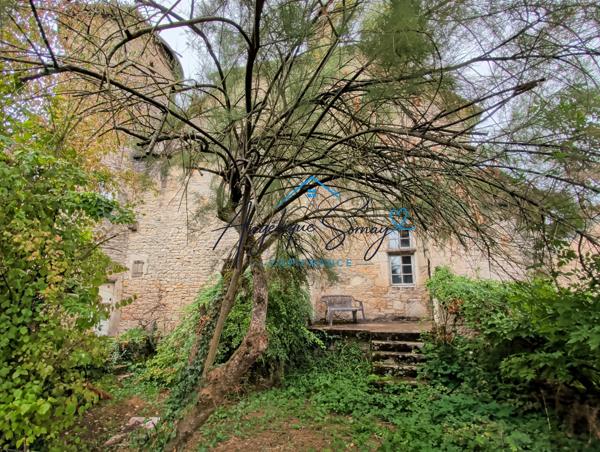 ARLAY – DEMEURE EN PIERRE DU XVIe SIÈCLE, TOUR ET CAVE VOÛTÉE