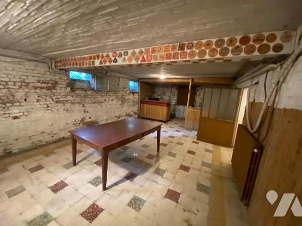 Belle maison de standing sur grand parc arboré avec hangar.