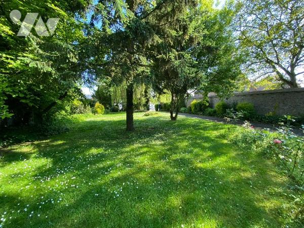 Belle maison de standing sur grand parc arboré avec hangar.