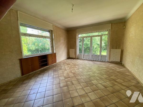 Belle maison de standing sur grand parc arboré avec hangar.