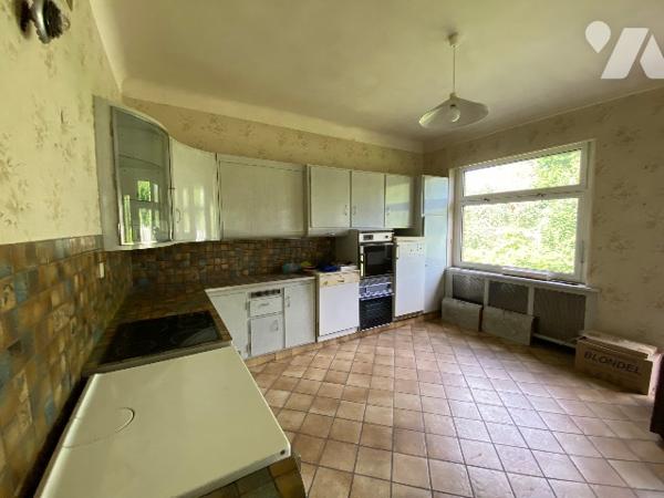 Belle maison de standing sur grand parc arboré avec hangar.