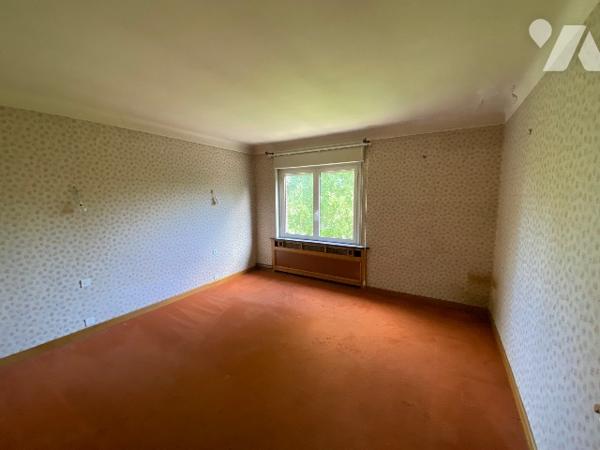 Belle maison de standing sur grand parc arboré avec hangar.