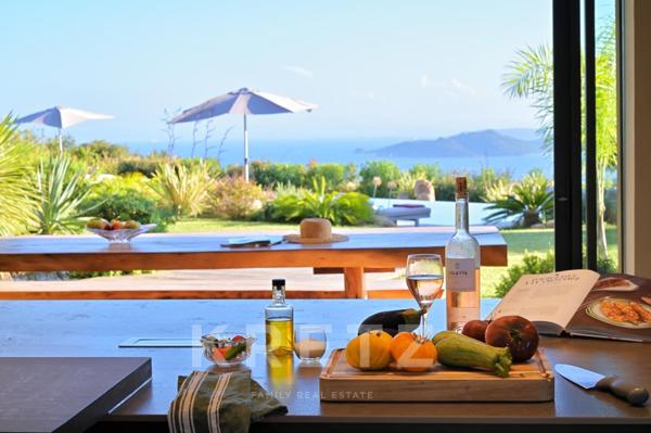 VILLA DE LUXE AVEC PISCINE ET VUE MER