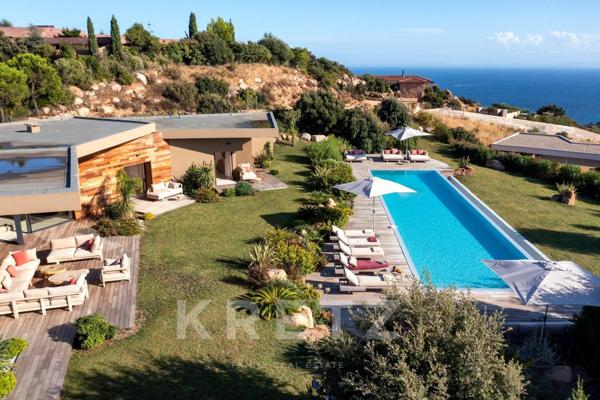 VILLA DE LUXE AVEC PISCINE ET VUE MER
