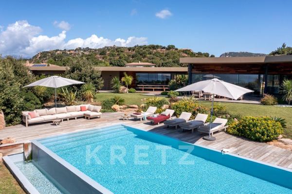 VILLA DE LUXE AVEC PISCINE ET VUE MER