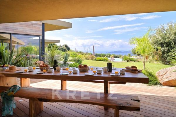 VILLA DE LUXE AVEC PISCINE ET VUE MER