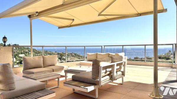 LES ISSAMBRES – UNE VILLA SUSPENDUE FACE À LA MÉDITERRANÉE