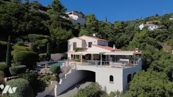 LES ISSAMBRES – UNE VILLA SUSPENDUE FACE À LA MÉDITERRANÉE