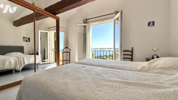 LES ISSAMBRES – UNE VILLA SUSPENDUE FACE À LA MÉDITERRANÉE