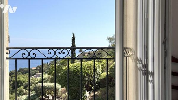 LES ISSAMBRES – UNE VILLA SUSPENDUE FACE À LA MÉDITERRANÉE