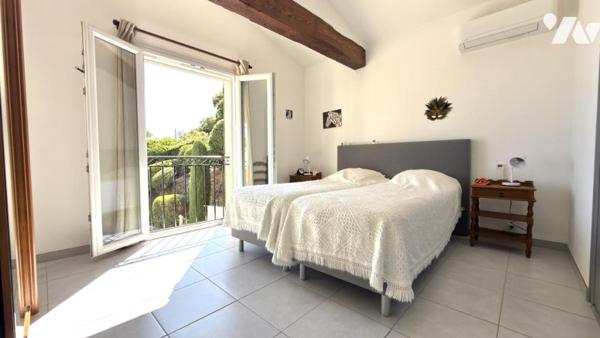 LES ISSAMBRES – UNE VILLA SUSPENDUE FACE À LA MÉDITERRANÉE