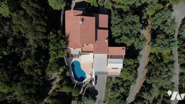 LES ISSAMBRES – UNE VILLA SUSPENDUE FACE À LA MÉDITERRANÉE