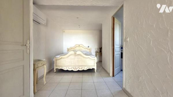 LES ISSAMBRES – UNE VILLA SUSPENDUE FACE À LA MÉDITERRANÉE