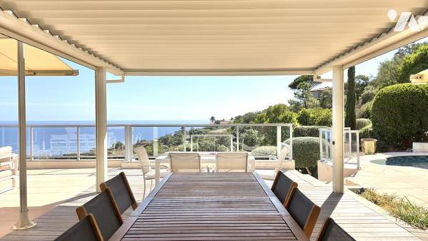LES ISSAMBRES – UNE VILLA SUSPENDUE FACE À LA MÉDITERRANÉE
