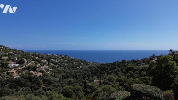 LES ISSAMBRES – UNE VILLA SUSPENDUE FACE À LA MÉDITERRANÉE