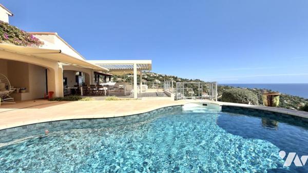 LES ISSAMBRES – UNE VILLA SUSPENDUE FACE À LA MÉDITERRANÉE