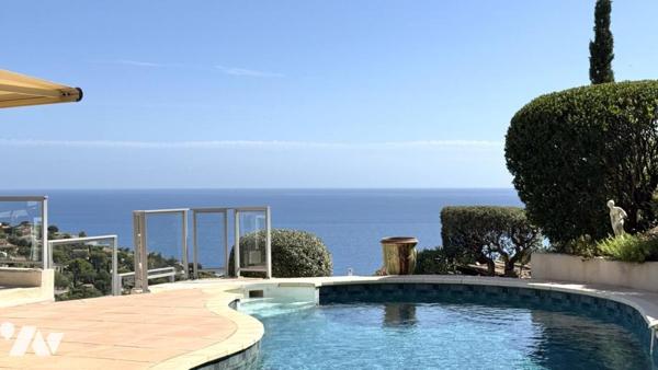 LES ISSAMBRES – UNE VILLA SUSPENDUE FACE À LA MÉDITERRANÉE