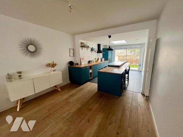 ROSENDAEL
Maison de ville en excellent état à proximité de la MER (10 minutes à pied) 
Au RDC...