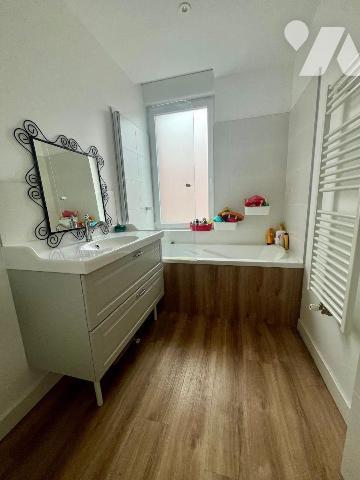 ROSENDAEL
Maison de ville en excellent état à proximité de la MER (10 minutes à pied) 
Au RDC...