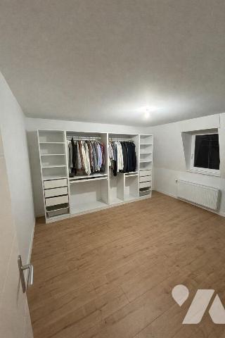 ROSENDAEL
Maison de ville en excellent état à proximité de la MER (10 minutes à pied) 
Au RDC...