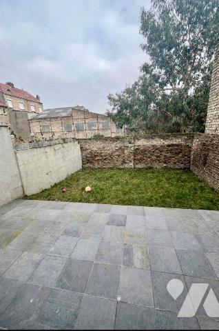 ROSENDAEL
Maison de ville en excellent état à proximité de la MER (10 minutes à pied) 
Au RDC...