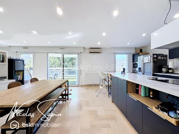 Grenoble – 28 rue Marcel Peretto

Vous recherchez un appartement familial, spacieux et prêt à vivre ? Venez découvrir ce magnifique appartement de 110 m², vendu avec garage et cave, situé au 3ᵉ étage sur 8 avec ascenseur, au sein d'une résidence sécurisée.

Vous serez séduits par sa vaste pièce de vie de plus de 50 m², baignée de lumière grâce à son exposition plein sud. 
La cuisine entièrement équipée, ouverte sur le séjour, offre un espace convivial et donne accès à un agréable balcon, idéal pour profiter des beaux jours.

L'espace nuit est parfaitement agencé et comprend :

* Une suite parentale avec sa salle de bains privative.
* Deux chambres avec placards.
* Une seconde salle de bains.
* Un espace bureau, idéal pour le télétravail.
* Un WC indépendant.

Situé dans un secteur pratique et recherché, vous bénéficierez de commerces au pied de l'immeuble, facilitant votre quotidien.

Les atouts de ce bien :
✔ 3ᵉ étage sur 8 avec ascenseur.
✔ Garage privatif et cave.
✔ Climatisation.
✔ Nombreux rangements.
✔ Résidence sécurisée avec portail.
✔ Exposition plein sud.
✔ Grande pièce de vie de plus de 50 m².
✔ Commerces immédiatement accessibles au pied de l'immeuble.
✔ Charges de copropriété tout compris : chauffage, eau chaude, eau froide, ascenseur.

Spacieux, lumineux et parfaitement entretenu, cet appartement offre un cadre de vie confortable, idéal pour une famille ou toute personne souhaitant profiter d'un logement fonctionnel, à proximité immédiate de toutes les commodités.
Taxe foncière 4000€

Garage en sous-sol en supplément au prix de 20 000€.

Vidéo de présentation disponible.