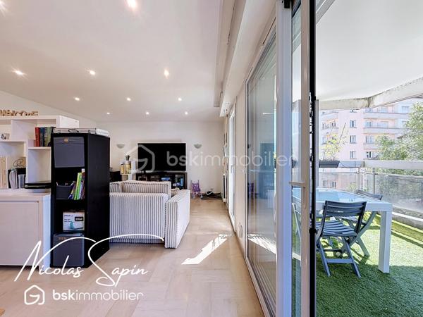 Grenoble – 28 rue Marcel Peretto

Vous recherchez un appartement familial, spacieux et prêt à vivre ? Venez découvrir ce magnifique appartement de 110 m², vendu avec garage et cave, situé au 3ᵉ étage sur 8 avec ascenseur, au sein d'une résidence sécurisée.

Vous serez séduits par sa vaste pièce de vie de plus de 50 m², baignée de lumière grâce à son exposition plein sud. 
La cuisine entièrement équipée, ouverte sur le séjour, offre un espace convivial et donne accès à un agréable balcon, idéal pour profiter des beaux jours.

L'espace nuit est parfaitement agencé et comprend :

* Une suite parentale avec sa salle de bains privative.
* Deux chambres avec placards.
* Une seconde salle de bains.
* Un espace bureau, idéal pour le télétravail.
* Un WC indépendant.

Situé dans un secteur pratique et recherché, vous bénéficierez de commerces au pied de l'immeuble, facilitant votre quotidien.

Les atouts de ce bien :
✔ 3ᵉ étage sur 8 avec ascenseur.
✔ Garage privatif et cave.
✔ Climatisation.
✔ Nombreux rangements.
✔ Résidence sécurisée avec portail.
✔ Exposition plein sud.
✔ Grande pièce de vie de plus de 50 m².
✔ Commerces immédiatement accessibles au pied de l'immeuble.
✔ Charges de copropriété tout compris : chauffage, eau chaude, eau froide, ascenseur.

Spacieux, lumineux et parfaitement entretenu, cet appartement offre un cadre de vie confortable, idéal pour une famille ou toute personne souhaitant profiter d'un logement fonctionnel, à proximité immédiate de toutes les commodités.
Taxe foncière 4000€

Garage en sous-sol en supplément au prix de 20 000€.

Vidéo de présentation disponible.