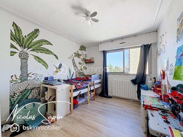 Grenoble – 28 rue Marcel Peretto

Vous recherchez un appartement familial, spacieux et prêt à vivre ? Venez découvrir ce magnifique appartement de 110 m², vendu avec garage et cave, situé au 3ᵉ étage sur 8 avec ascenseur, au sein d'une résidence sécurisée.

Vous serez séduits par sa vaste pièce de vie de plus de 50 m², baignée de lumière grâce à son exposition plein sud. 
La cuisine entièrement équipée, ouverte sur le séjour, offre un espace convivial et donne accès à un agréable balcon, idéal pour profiter des beaux jours.

L'espace nuit est parfaitement agencé et comprend :

* Une suite parentale avec sa salle de bains privative.
* Deux chambres avec placards.
* Une seconde salle de bains.
* Un espace bureau, idéal pour le télétravail.
* Un WC indépendant.

Situé dans un secteur pratique et recherché, vous bénéficierez de commerces au pied de l'immeuble, facilitant votre quotidien.

Les atouts de ce bien :
✔ 3ᵉ étage sur 8 avec ascenseur.
✔ Garage privatif et cave.
✔ Climatisation.
✔ Nombreux rangements.
✔ Résidence sécurisée avec portail.
✔ Exposition plein sud.
✔ Grande pièce de vie de plus de 50 m².
✔ Commerces immédiatement accessibles au pied de l'immeuble.
✔ Charges de copropriété tout compris : chauffage, eau chaude, eau froide, ascenseur.

Spacieux, lumineux et parfaitement entretenu, cet appartement offre un cadre de vie confortable, idéal pour une famille ou toute personne souhaitant profiter d'un logement fonctionnel, à proximité immédiate de toutes les commodités.
Taxe foncière 4000€

Garage en sous-sol en supplément au prix de 20 000€.

Vidéo de présentation disponible.