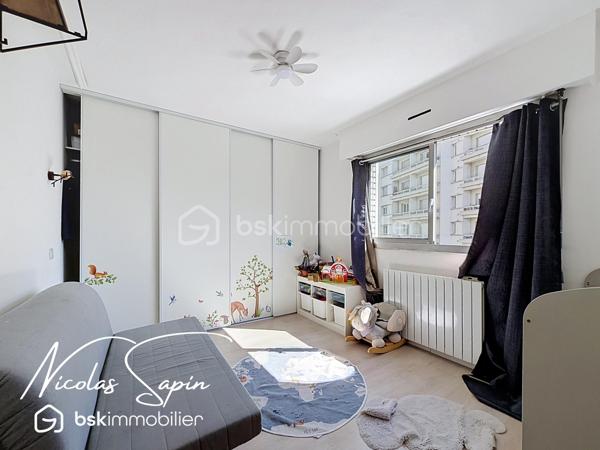 Grenoble – 28 rue Marcel Peretto

Vous recherchez un appartement familial, spacieux et prêt à vivre ? Venez découvrir ce magnifique appartement de 110 m², vendu avec garage et cave, situé au 3ᵉ étage sur 8 avec ascenseur, au sein d'une résidence sécurisée.

Vous serez séduits par sa vaste pièce de vie de plus de 50 m², baignée de lumière grâce à son exposition plein sud. 
La cuisine entièrement équipée, ouverte sur le séjour, offre un espace convivial et donne accès à un agréable balcon, idéal pour profiter des beaux jours.

L'espace nuit est parfaitement agencé et comprend :

* Une suite parentale avec sa salle de bains privative.
* Deux chambres avec placards.
* Une seconde salle de bains.
* Un espace bureau, idéal pour le télétravail.
* Un WC indépendant.

Situé dans un secteur pratique et recherché, vous bénéficierez de commerces au pied de l'immeuble, facilitant votre quotidien.

Les atouts de ce bien :
✔ 3ᵉ étage sur 8 avec ascenseur.
✔ Garage privatif et cave.
✔ Climatisation.
✔ Nombreux rangements.
✔ Résidence sécurisée avec portail.
✔ Exposition plein sud.
✔ Grande pièce de vie de plus de 50 m².
✔ Commerces immédiatement accessibles au pied de l'immeuble.
✔ Charges de copropriété tout compris : chauffage, eau chaude, eau froide, ascenseur.

Spacieux, lumineux et parfaitement entretenu, cet appartement offre un cadre de vie confortable, idéal pour une famille ou toute personne souhaitant profiter d'un logement fonctionnel, à proximité immédiate de toutes les commodités.
Taxe foncière 4000€

Garage en sous-sol en supplément au prix de 20 000€.

Vidéo de présentation disponible.