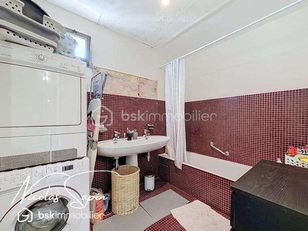 Grenoble – 28 rue Marcel Peretto

Vous recherchez un appartement familial, spacieux et prêt à vivre ? Venez découvrir ce magnifique appartement de 110 m², vendu avec garage et cave, situé au 3ᵉ étage sur 8 avec ascenseur, au sein d'une résidence sécurisée.

Vous serez séduits par sa vaste pièce de vie de plus de 50 m², baignée de lumière grâce à son exposition plein sud. 
La cuisine entièrement équipée, ouverte sur le séjour, offre un espace convivial et donne accès à un agréable balcon, idéal pour profiter des beaux jours.

L'espace nuit est parfaitement agencé et comprend :

* Une suite parentale avec sa salle de bains privative.
* Deux chambres avec placards.
* Une seconde salle de bains.
* Un espace bureau, idéal pour le télétravail.
* Un WC indépendant.

Situé dans un secteur pratique et recherché, vous bénéficierez de commerces au pied de l'immeuble, facilitant votre quotidien.

Les atouts de ce bien :
✔ 3ᵉ étage sur 8 avec ascenseur.
✔ Garage privatif et cave.
✔ Climatisation.
✔ Nombreux rangements.
✔ Résidence sécurisée avec portail.
✔ Exposition plein sud.
✔ Grande pièce de vie de plus de 50 m².
✔ Commerces immédiatement accessibles au pied de l'immeuble.
✔ Charges de copropriété tout compris : chauffage, eau chaude, eau froide, ascenseur.

Spacieux, lumineux et parfaitement entretenu, cet appartement offre un cadre de vie confortable, idéal pour une famille ou toute personne souhaitant profiter d'un logement fonctionnel, à proximité immédiate de toutes les commodités.
Taxe foncière 4000€

Garage en sous-sol en supplément au prix de 20 000€.

Vidéo de présentation disponible.